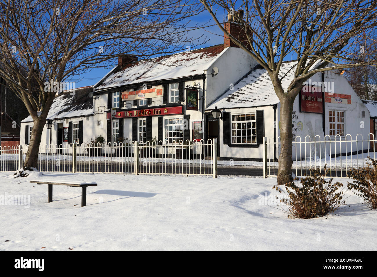 Il Biddick Inn, un pub di campagna, Washington, Tyne and Wear, Inghilterra, visto in condizioni invernali. Foto Stock