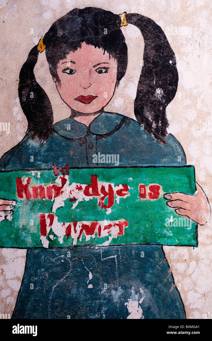 Al Haq scuola pubblica. Pur Risal area. La pittura murale di una ragazza con un cartello che diceva dicendo la conoscenza è potere. Foto Stock