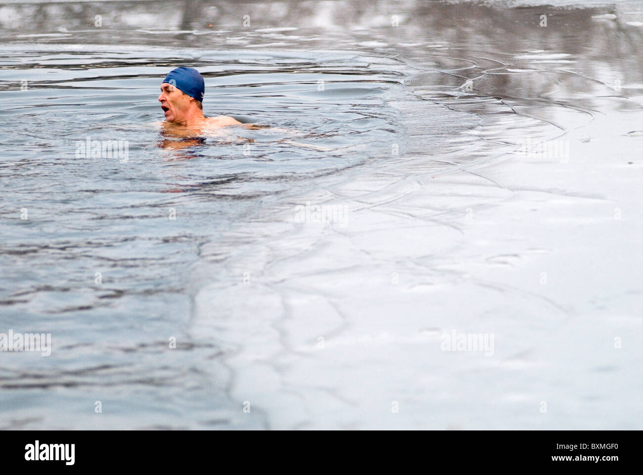 Nuotata mattutina il giorno di Natale. Serpentine Swimming Club London. La gara annuale della Peter Pan Cup, lunga 100 metri, è stata annullata a causa del ghiaccio. UK 2010, 2010S HOMER SYKES Foto Stock