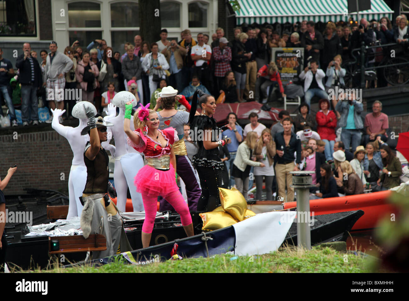 Barca con persone che celebrano Gay Pride Amsterdam Foto Stock