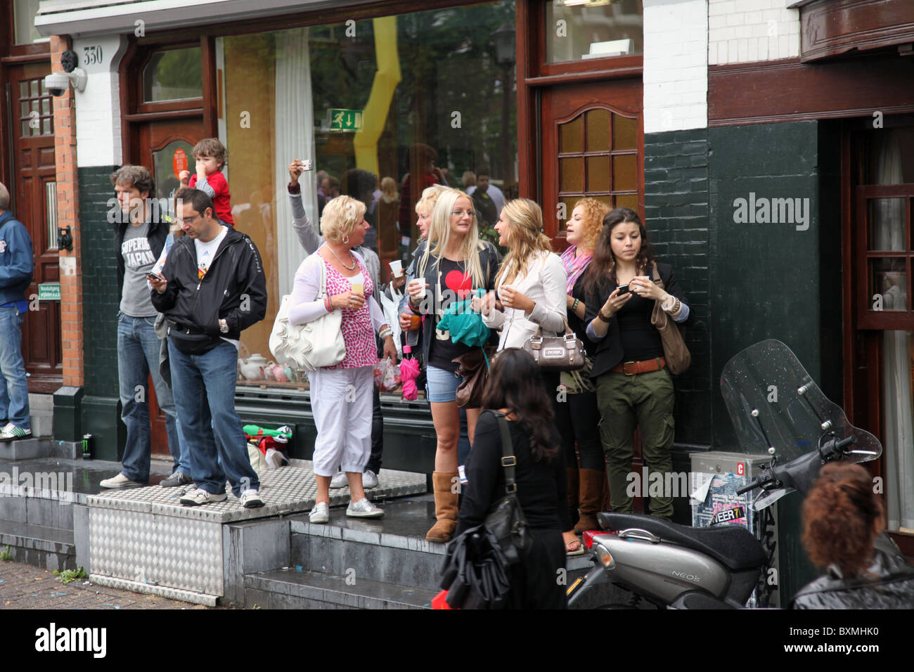 Persone in piedi nelle porte per guardare gay Pride Amsterdam Foto Stock