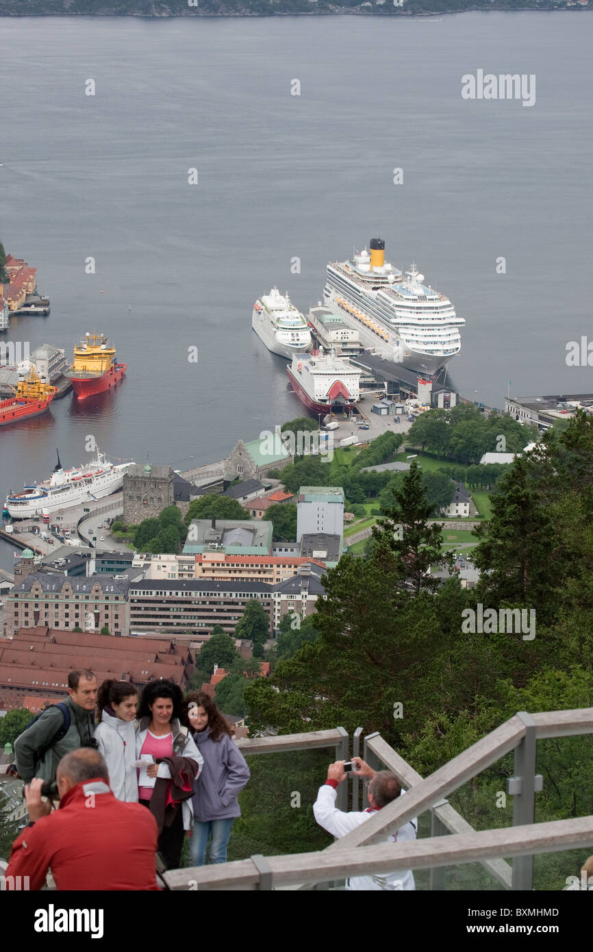 Le navi da passeggeri vista dal Monte Fløyen, Bergen. Foto Stock