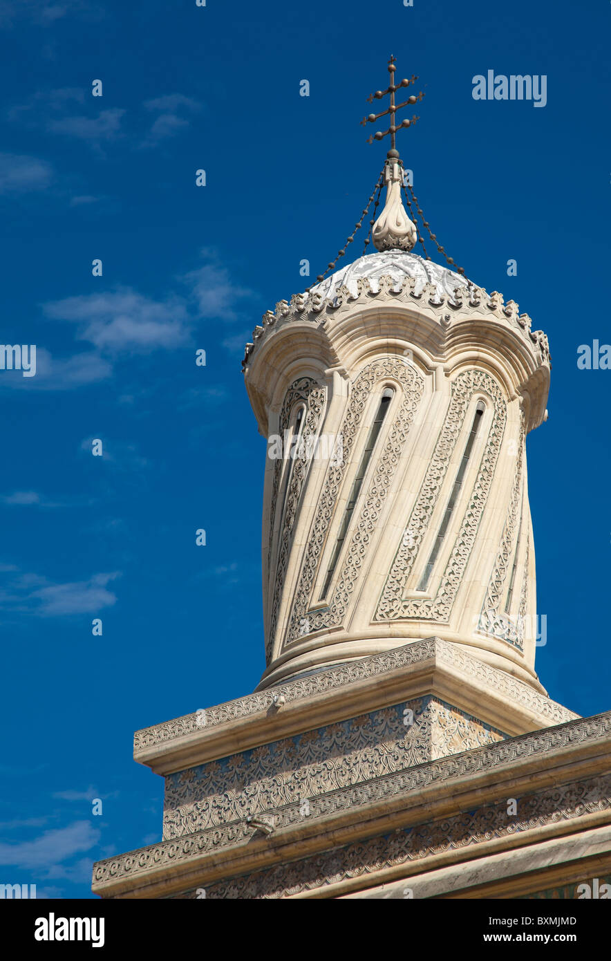 Campanile del monastero di Arges Chiesa contro il cielo blu, Romania. Foto Stock