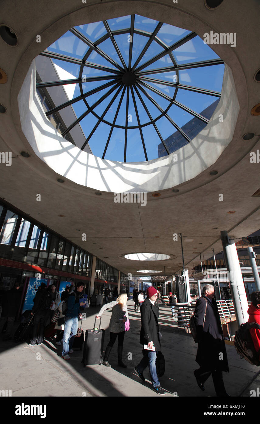 Linea di passeggeri sulla piattaforma del treno alla stazione sud di Boston, Massachusetts Foto Stock