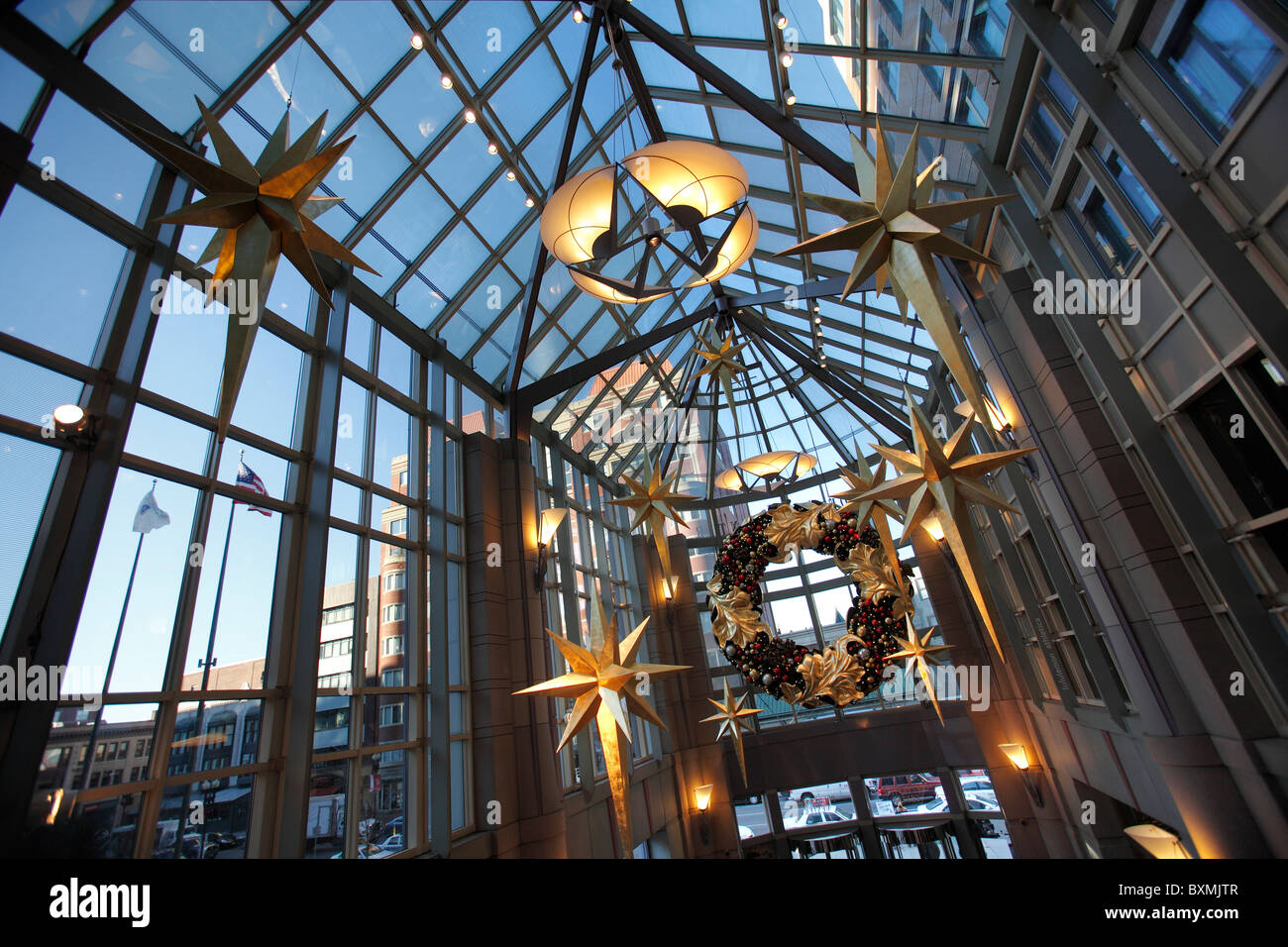 Le decorazioni di Natale all'interno di un centro commerciale per lo shopping di Boston, Massachusetts Foto Stock