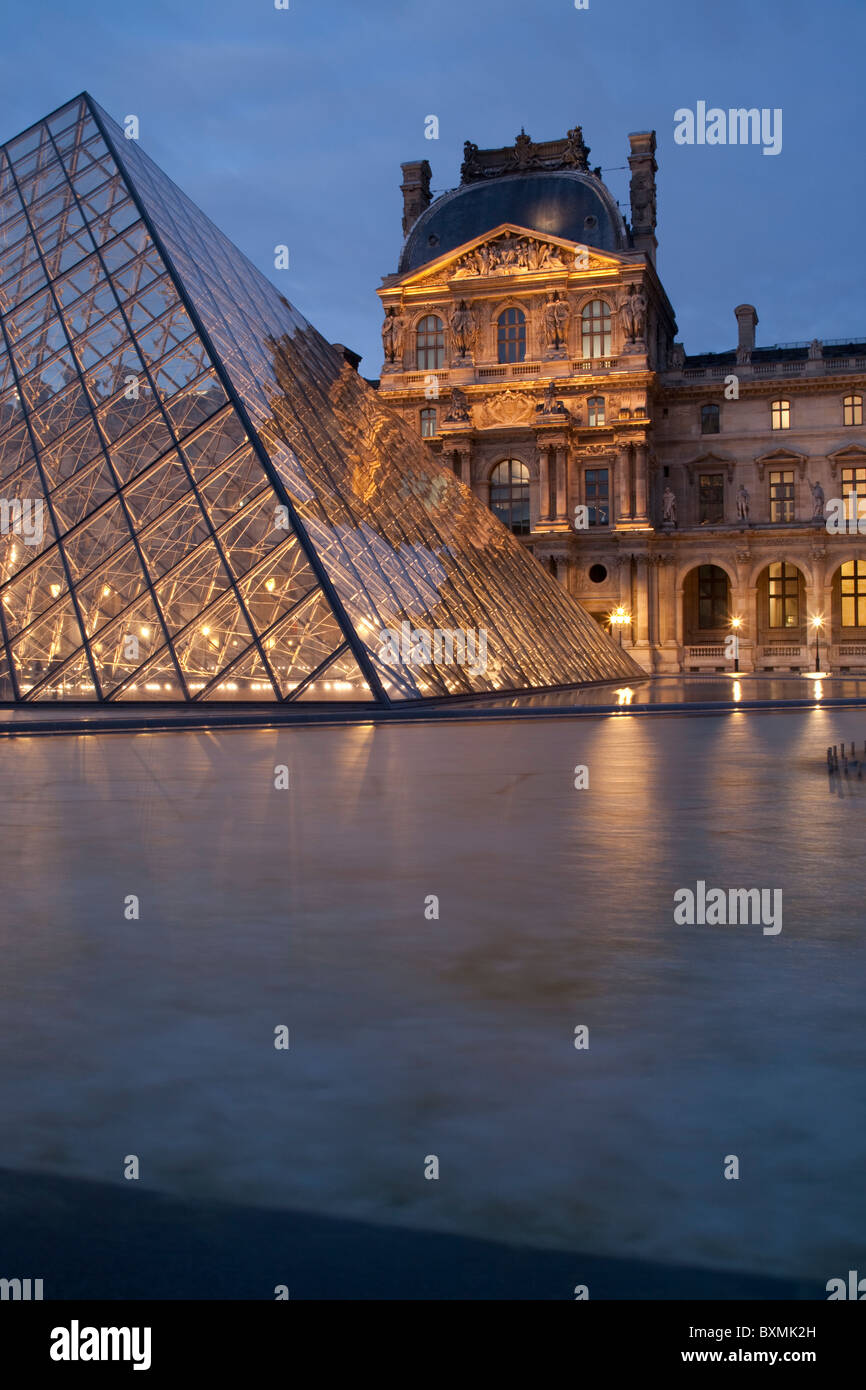 L'Ala Richelieu del Musee du Louvre, Paris, Francia fotografato subito dopo che il sole verso il basso. Foto Stock