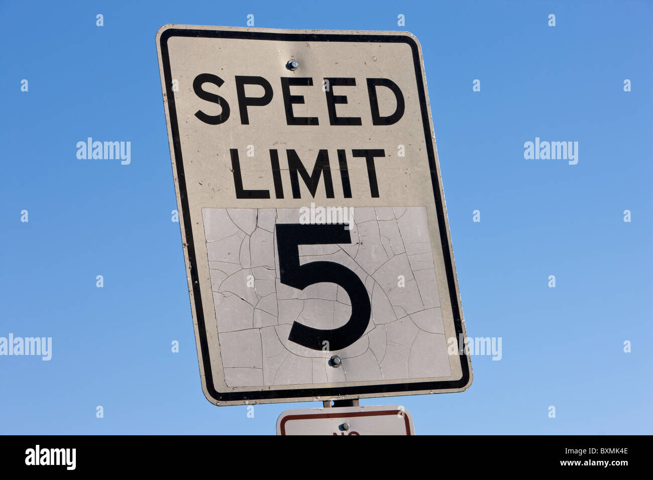 Una velocità molto lenta segno limite: 5 km/h. Foto Stock
