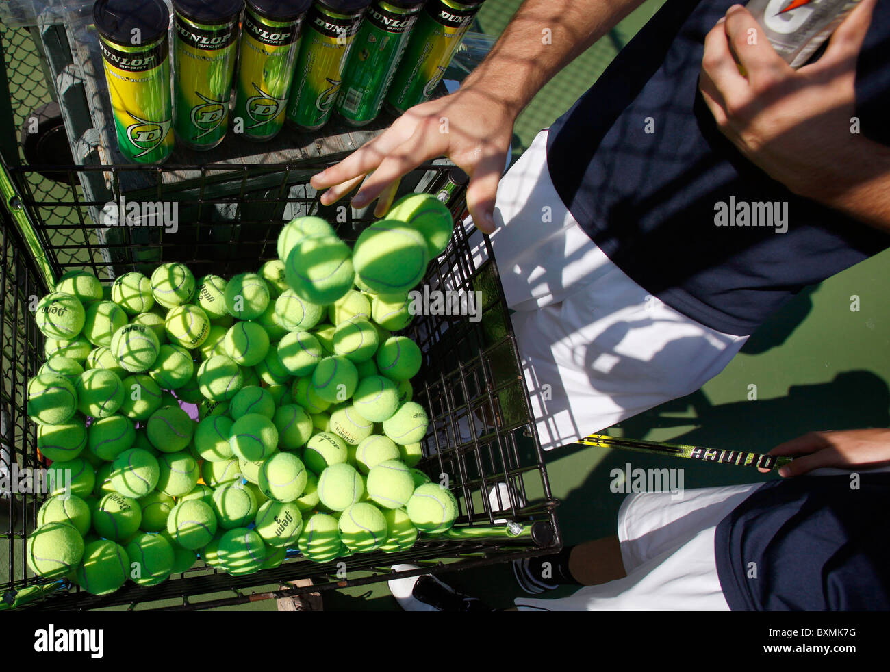 Cesto di palline da tennis immagini e fotografie stock ad alta risoluzione  - Alamy