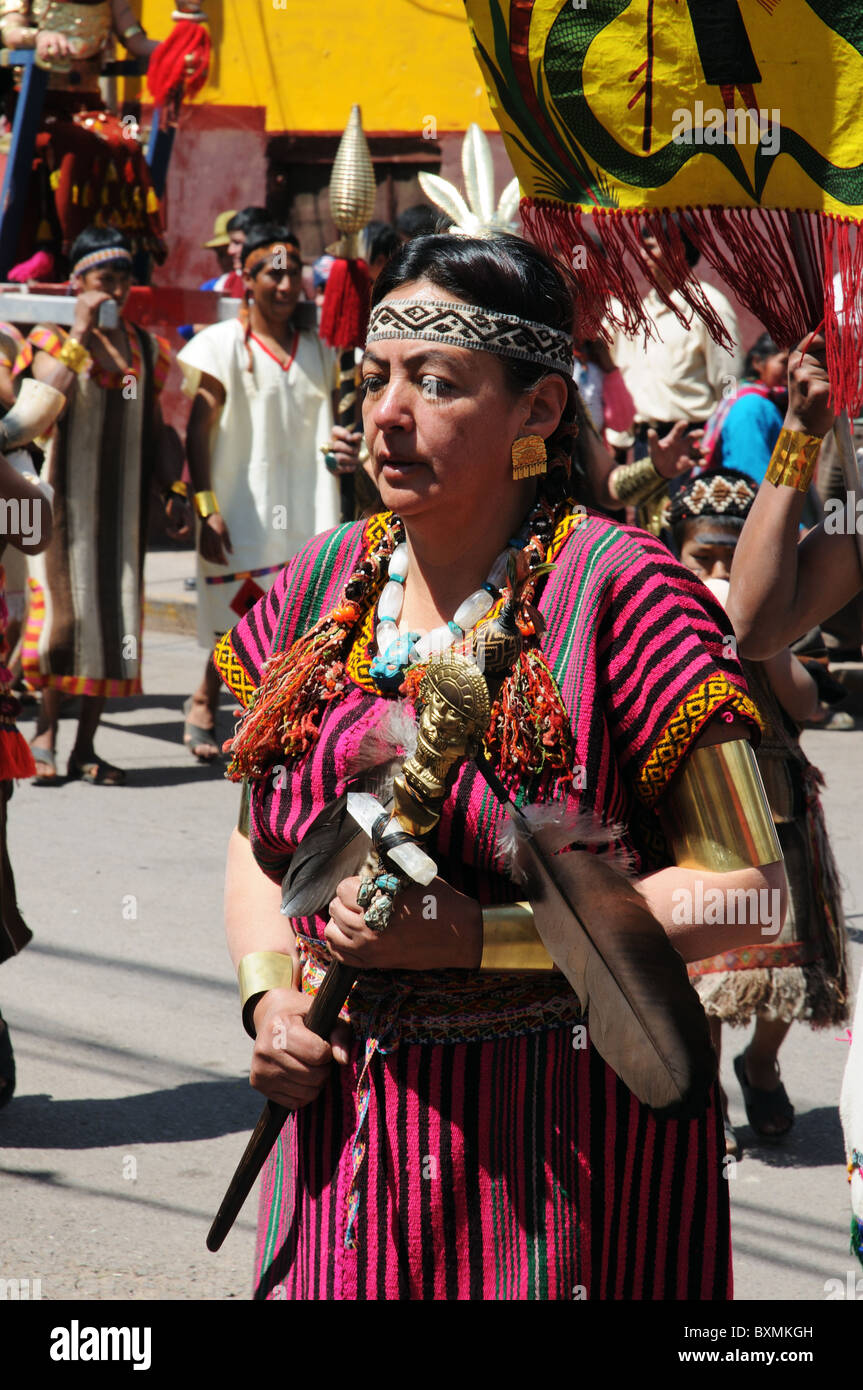 Una donna peruviana vestito nel tradizionale abito inca in una parata di Pisac, Perù Foto Stock