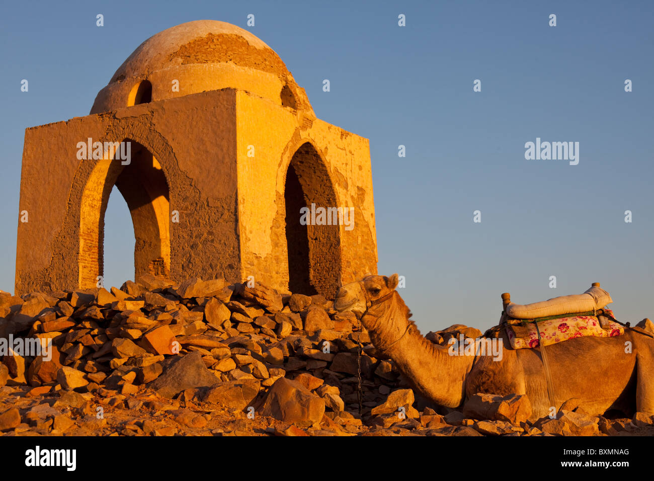 Tomba di nobili e Qubbet el Hawa o Dome di venti Aswan al tramonto , Egitto ,Nord Africa Foto Stock