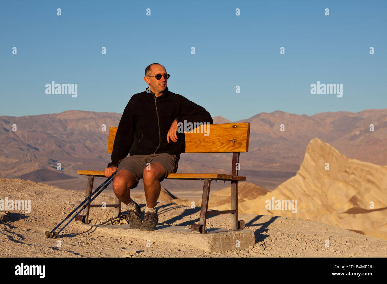 Tourist siede sulla panca su Zabriski Point National Monument ,USA ,California, Parco Nazionale della Valle della Morte Foto Stock
