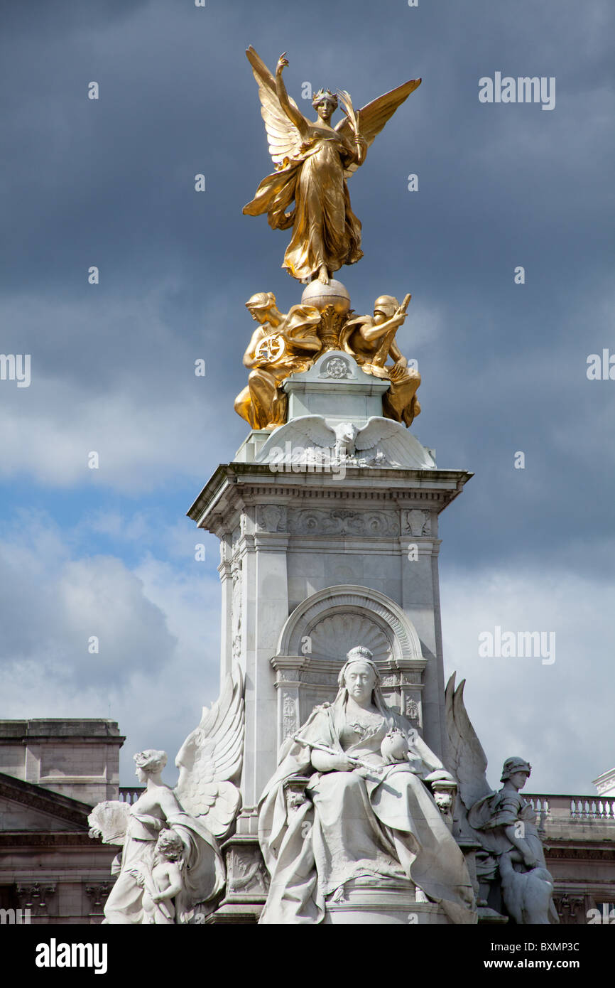 Guardando verso l'alto la regina Victoria statua fuori Buckingham Palace a Londra Foto Stock
