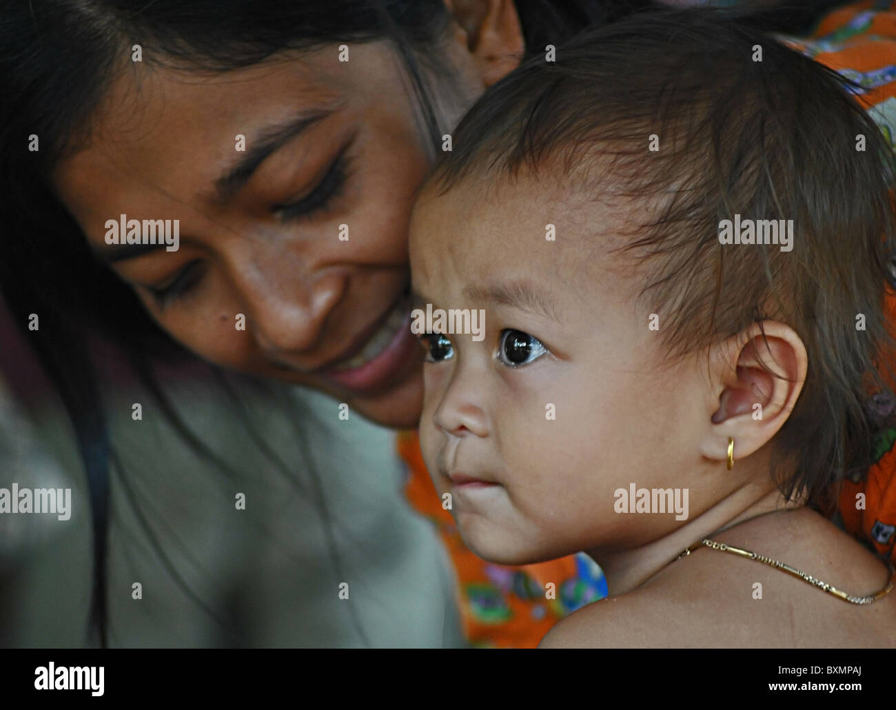 La madre e il bambino in Cambogia rurale Foto Stock