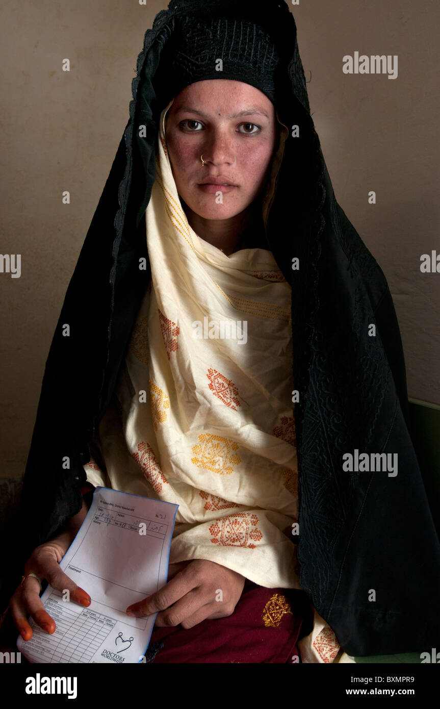 Il Pakistan dopo il diluvio.Pirsa Baq village. La sanità di base unità. 18 enne Amana Sajid , 6 mesi di gravidanza, ha perso il suo ultimo bambino . Foto Stock
