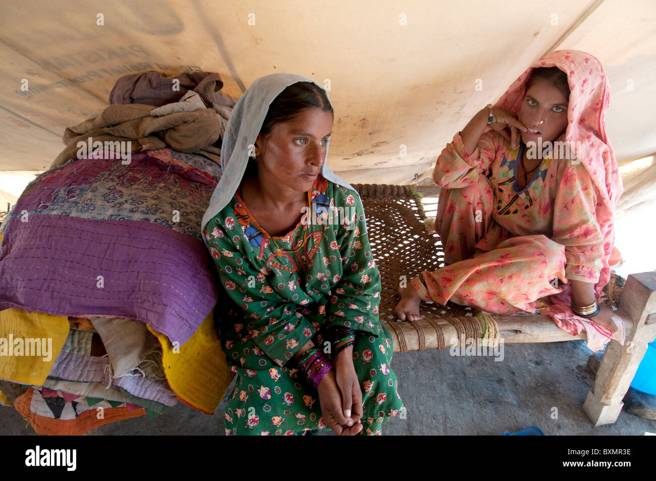 Il Pakistan provincia del Sindh Shaddat Kot .dopo il diluvio. Imran Kahn camp. Due donne aspettano nella loro tenda per tornare al loro villaggio. Foto Stock