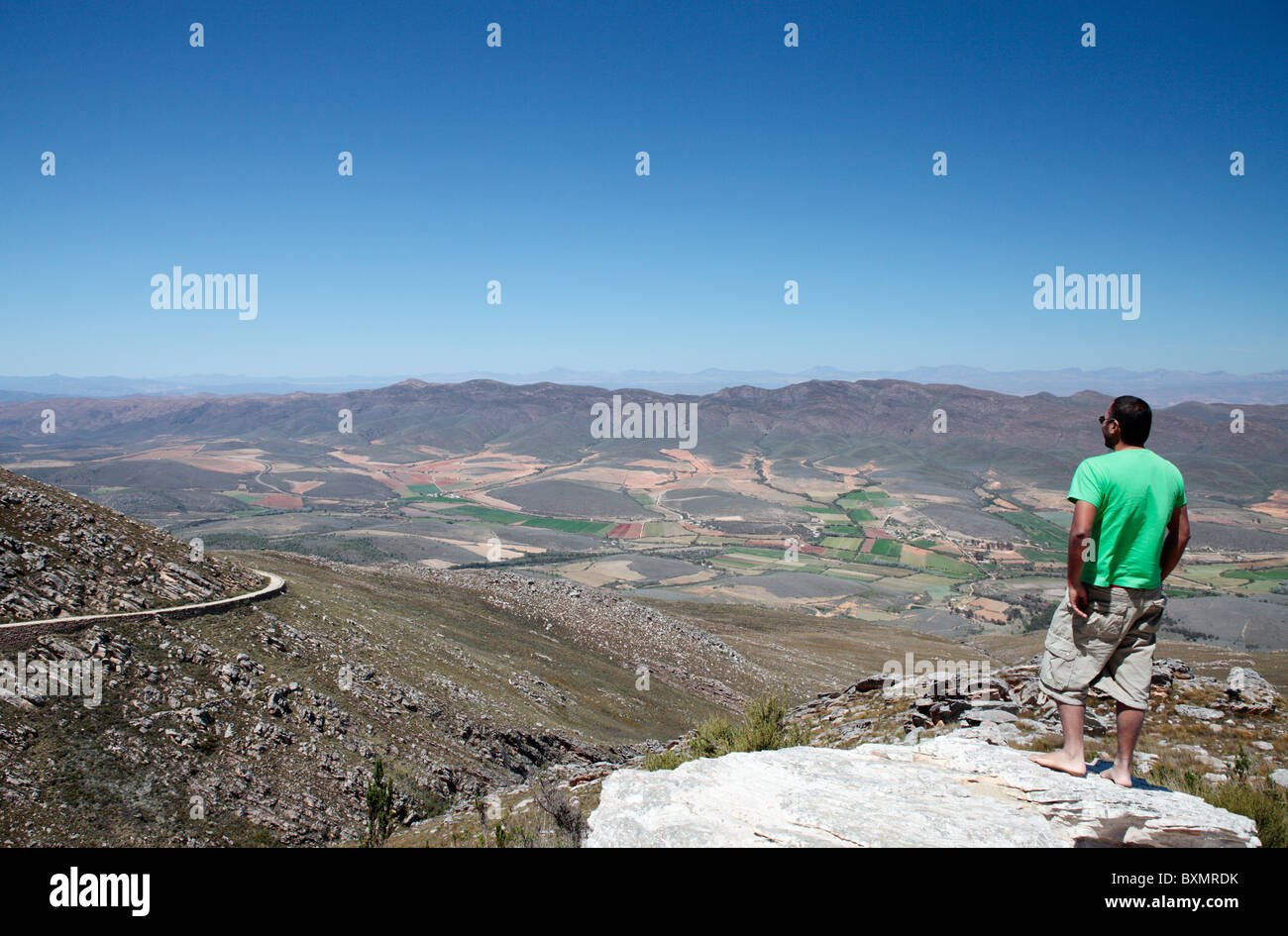 Uomo che guarda oltre Swartberg Pass Foto Stock