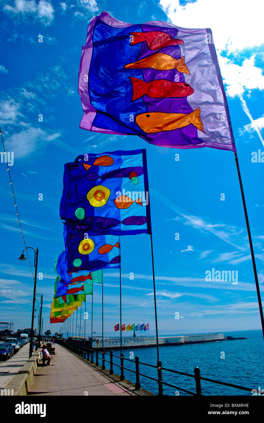 Bandiere Golowan sul lungomare Foto Stock
