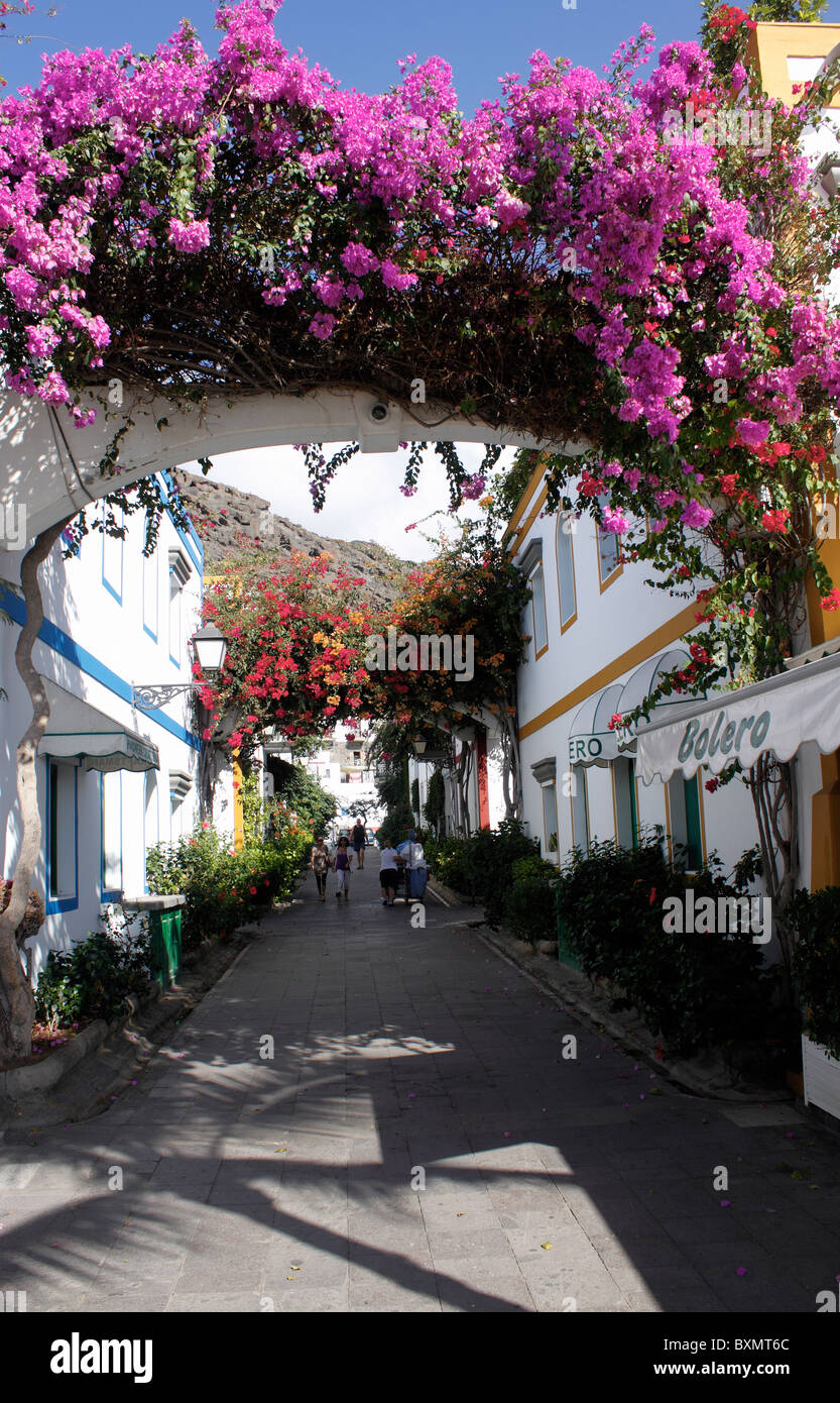I colorati vicoli di Puerto de Mogan SULL'ISOLA DELLE CANARIE DI GRAN CANARIA. Foto Stock