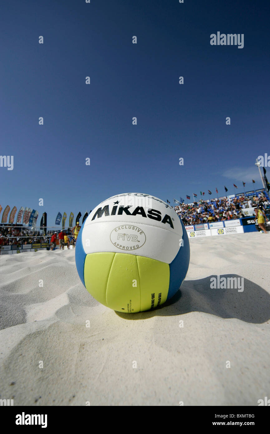 Close up su una sfera di beach-volley sulla sabbia bianca Foto Stock