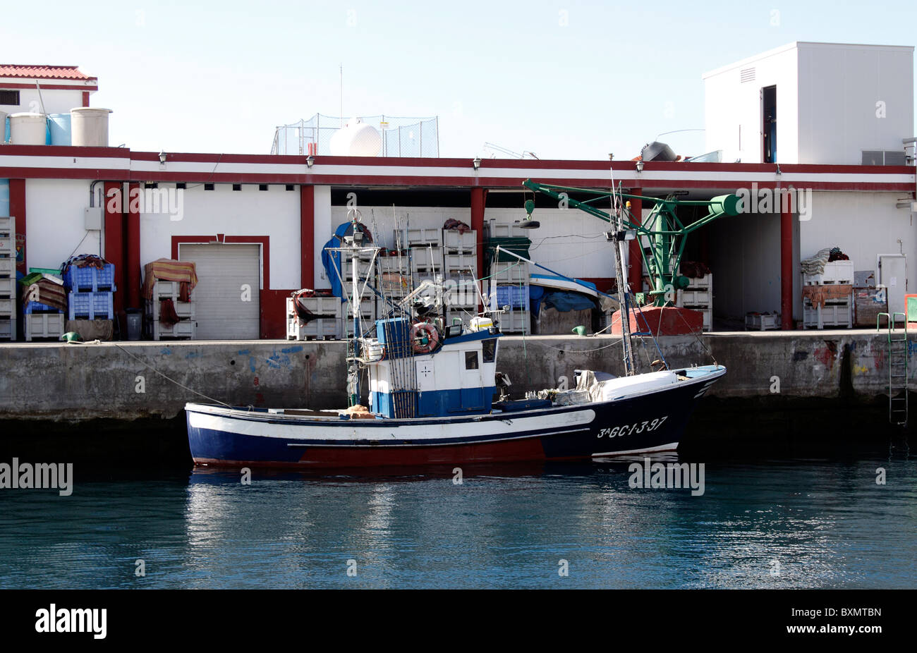 Il porto commerciale a Puerto de Mogan SULL'ISOLA DELLE CANARIE DI GRAN CANARIA. L'Europa. Foto Stock