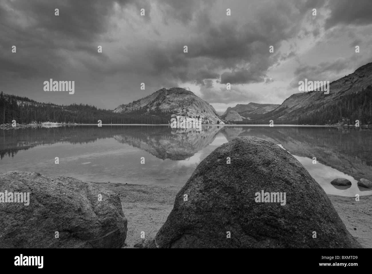 Lago Tenaya in un giorno nuvoloso Foto Stock