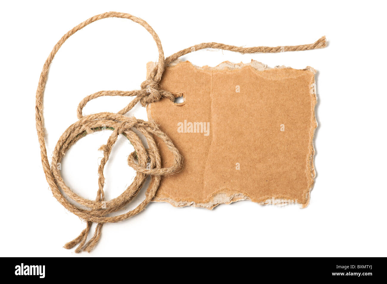 Pezzo di cartone e la corda con spazio per il testo su sfondo bianco Foto Stock