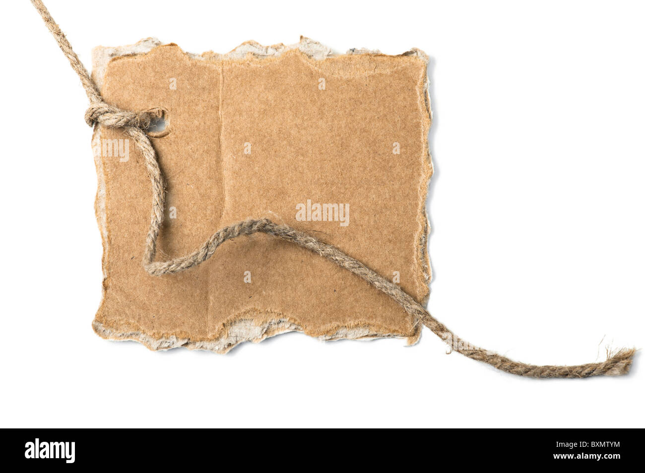 Pezzo di cartone e la corda con spazio per il testo su sfondo bianco Foto Stock
