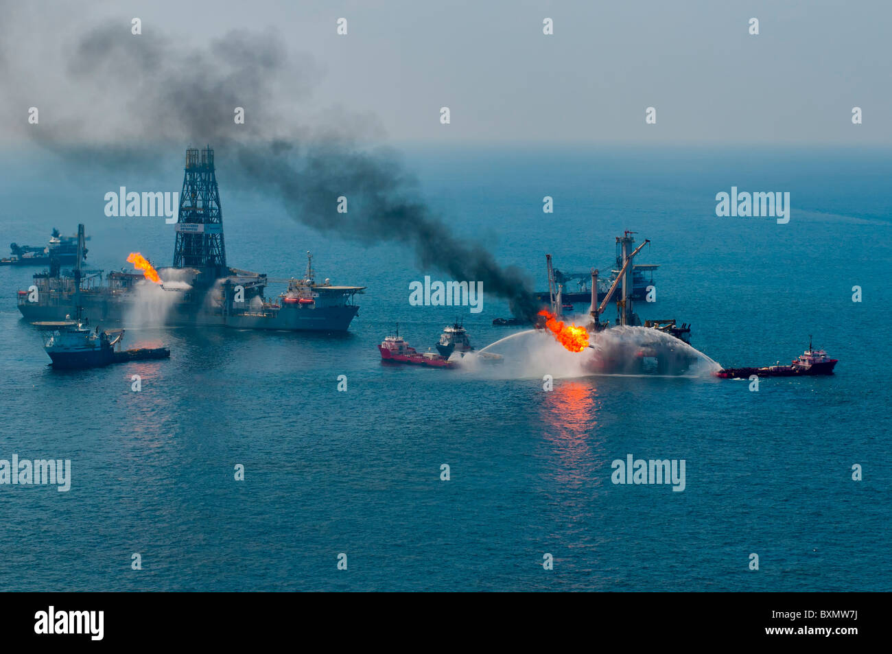 Scopritore Enterprise drillship e Helix Q4000 al MC252 sito, Golfo del Messico, U.S. Foto Stock