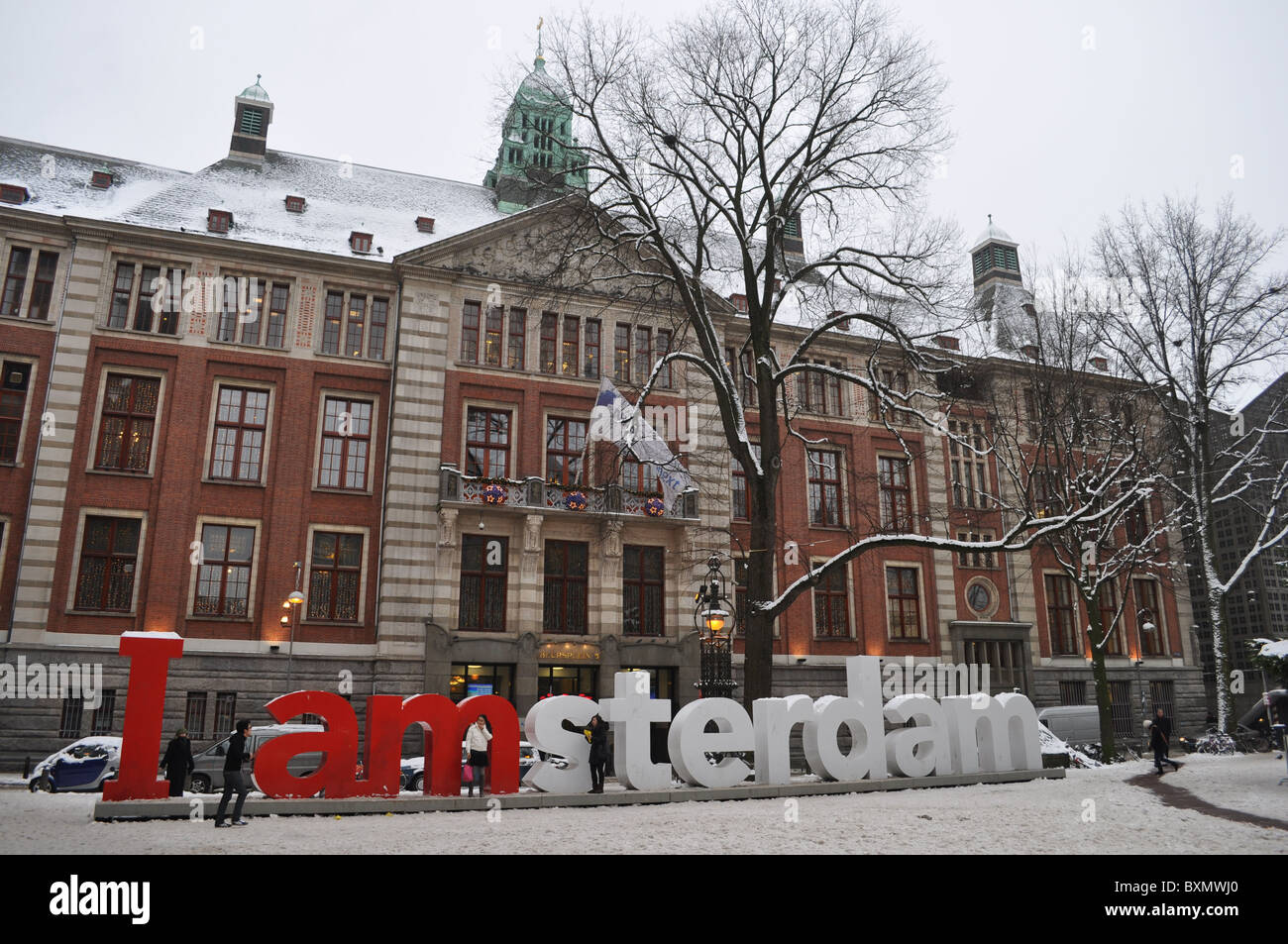 Il famoso 'I amsterdam' segno, nella neve di dicembre 2010. Mosso dalla sua posizione usuale per la Beursplein, Damrak. Foto Stock