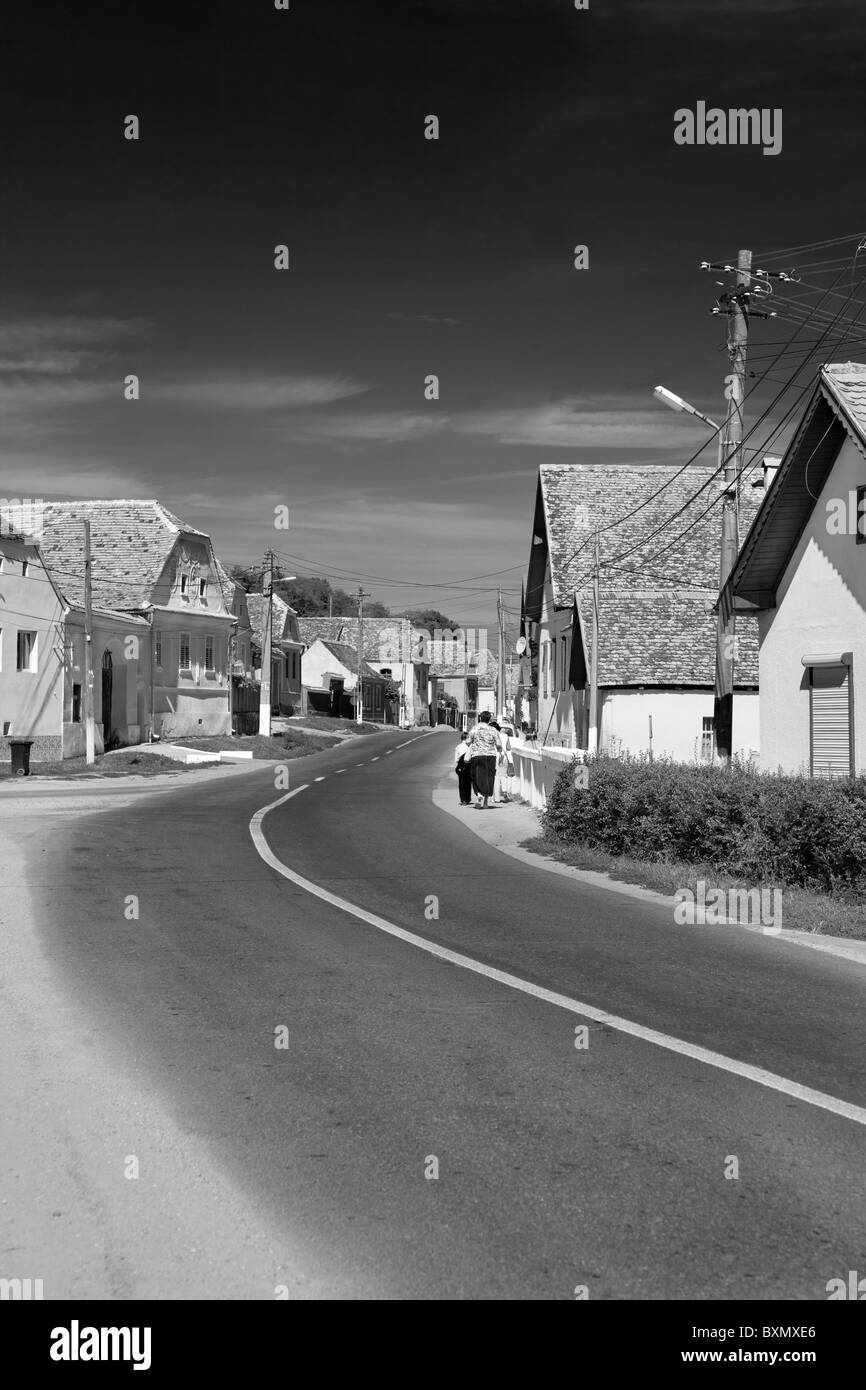 Strada principale nel villaggio sassone di Mosna, Sibiu, Romania. Il villaggio dispone di uno del patrimonio mondiale UNESCO chiese fortificate. Foto Stock