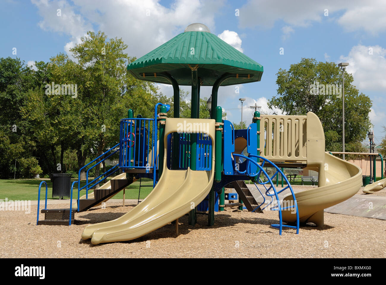 Parco giochi per bambini attrezzature in un parco in una giornata di sole. Foto Stock