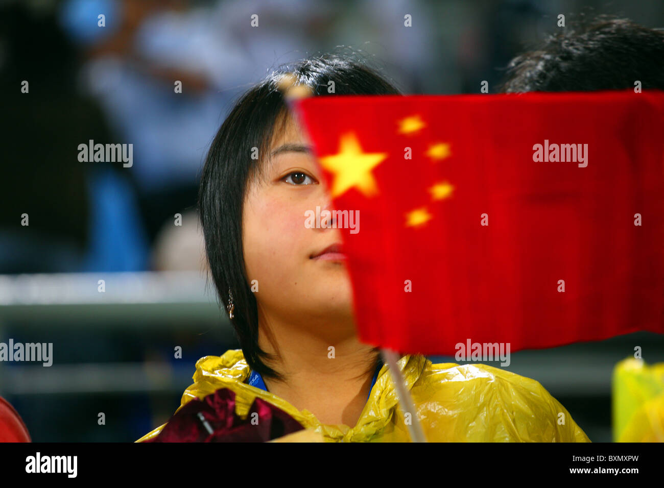 Femmina cinese sventola bandiera nazionale al Ladies Hockey finali, Olimpiadi di Pechino, Cina Foto Stock