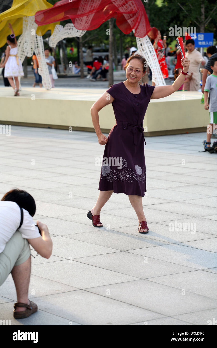 Le donne che posano per una foto all'interno Olympic Stadium Complex, Pechino, Cina Foto Stock