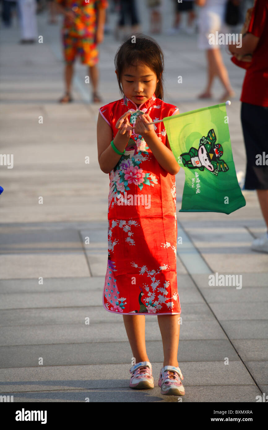 Giovane ragazza cinese all'interno Olympic Stadium Complex, Pechino, Cina Foto Stock
