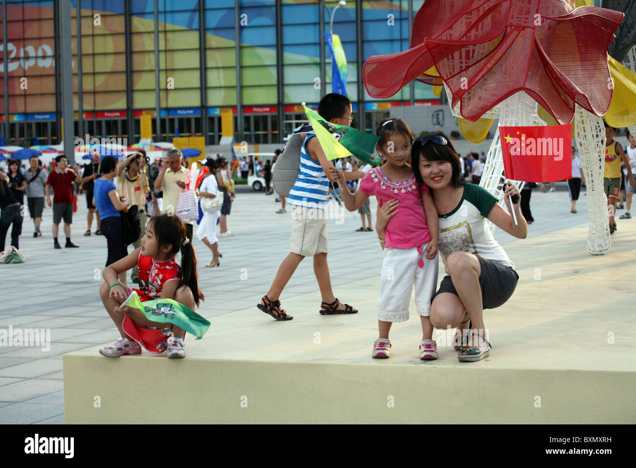 Madre e figlia in posa per la fotografia all'interno del complesso olimpico, giochi olimpici a Pechino, Cina Foto Stock