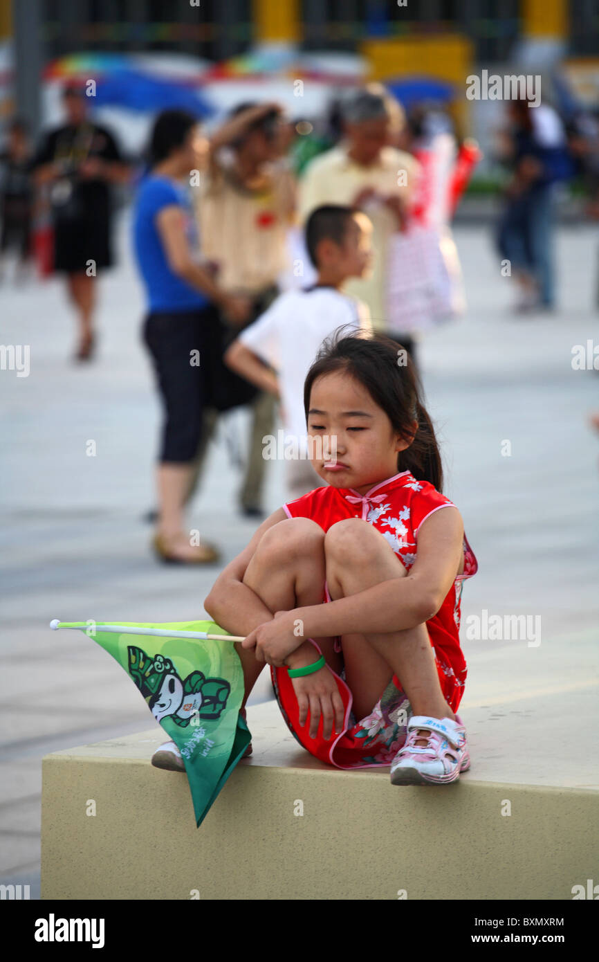 Giovane ragazza cinese al complesso olimpico di Pechino, Cina Foto Stock