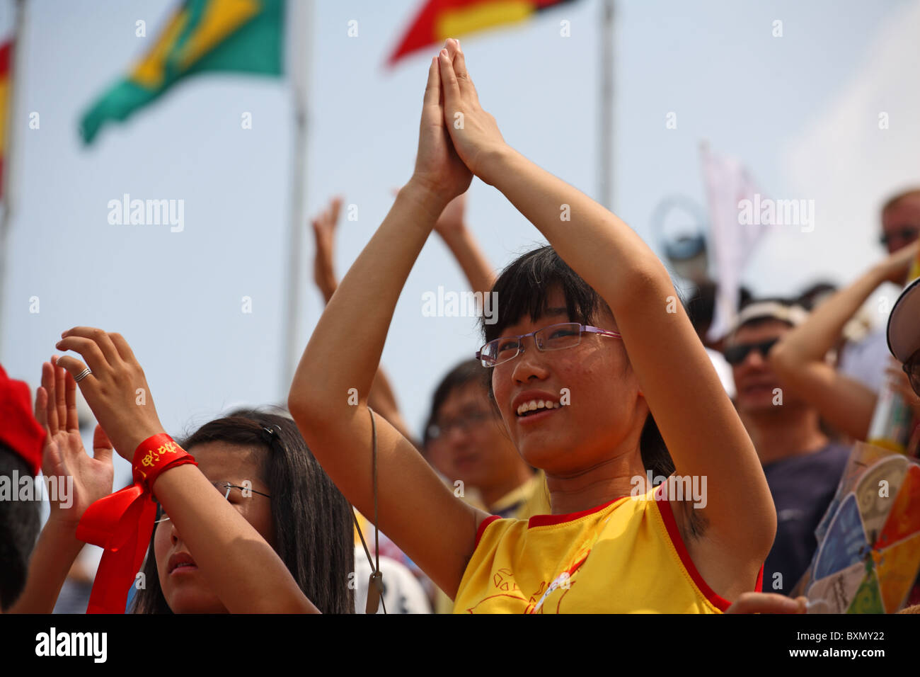 Spettatore al femminile di beach volley finali, Olimpiadi di Pechino, Chaoyang Park, Cina Foto Stock