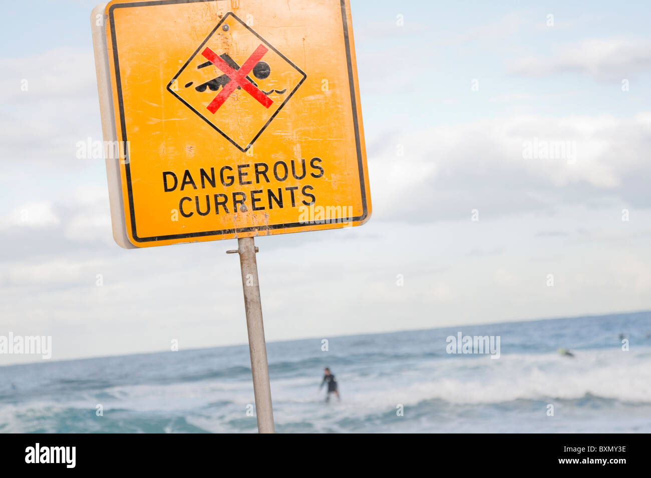 Segnale di avvertimento per indicare le correnti pericolose a Bondi Beach a Sydney in Australia Foto Stock