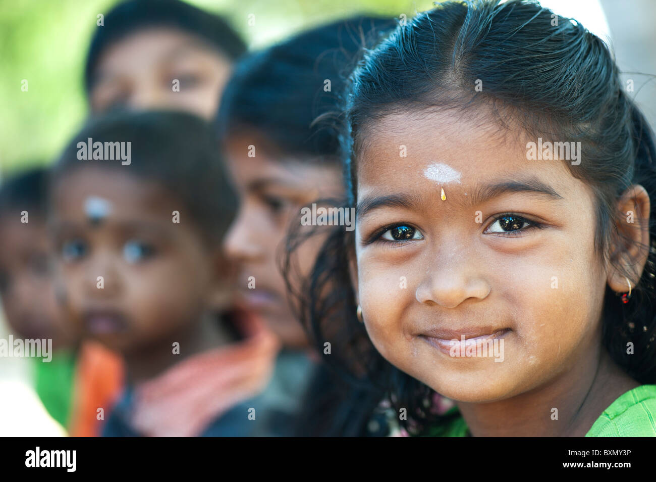 Sorridendo felice villaggio indiano ragazza e gli amici e la famiglia. Andhra Pradesh, India Foto Stock