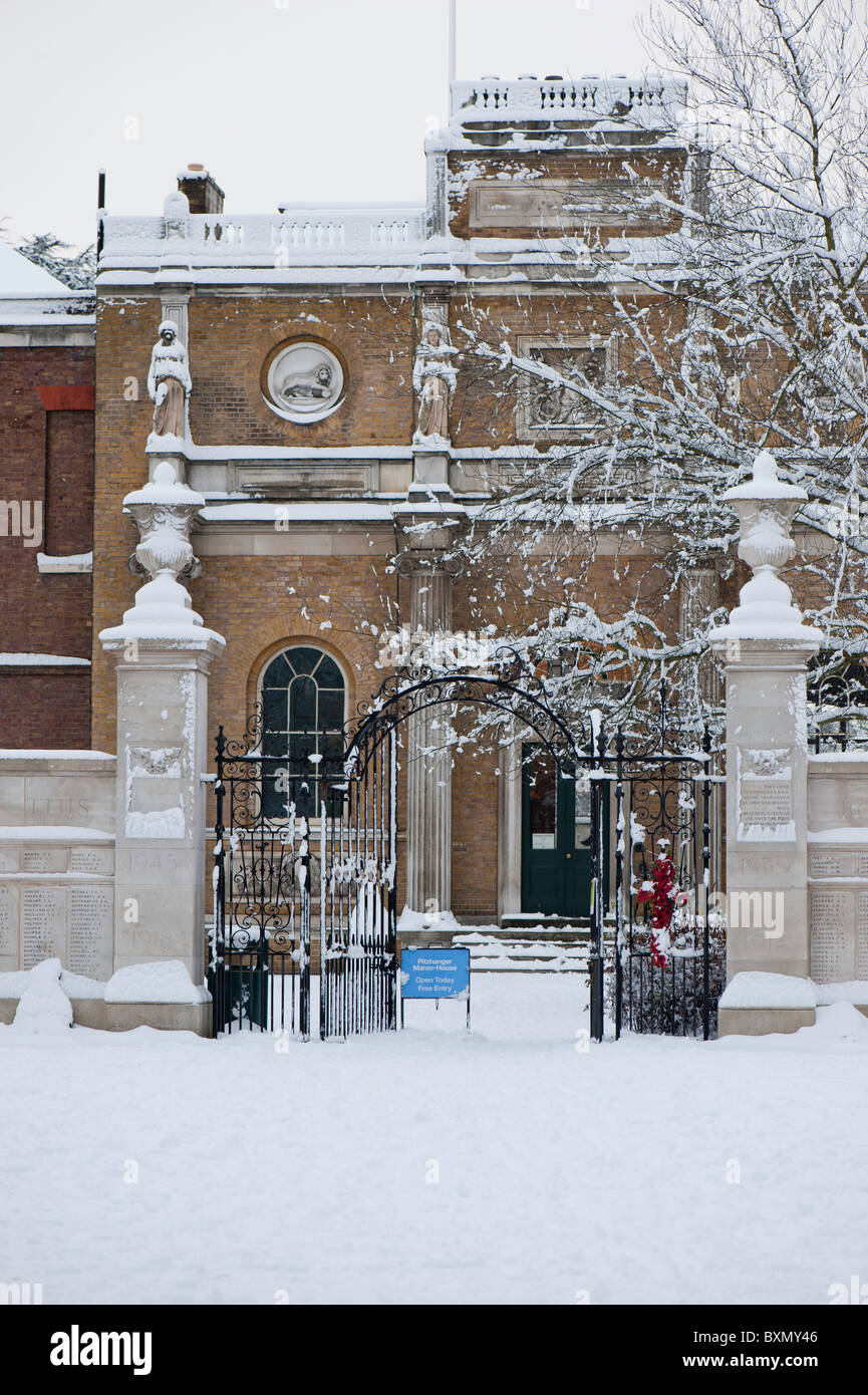 Pitzhanger Manor House di Walpole Park coperto di neve, Ealing, London, Regno Unito Foto Stock