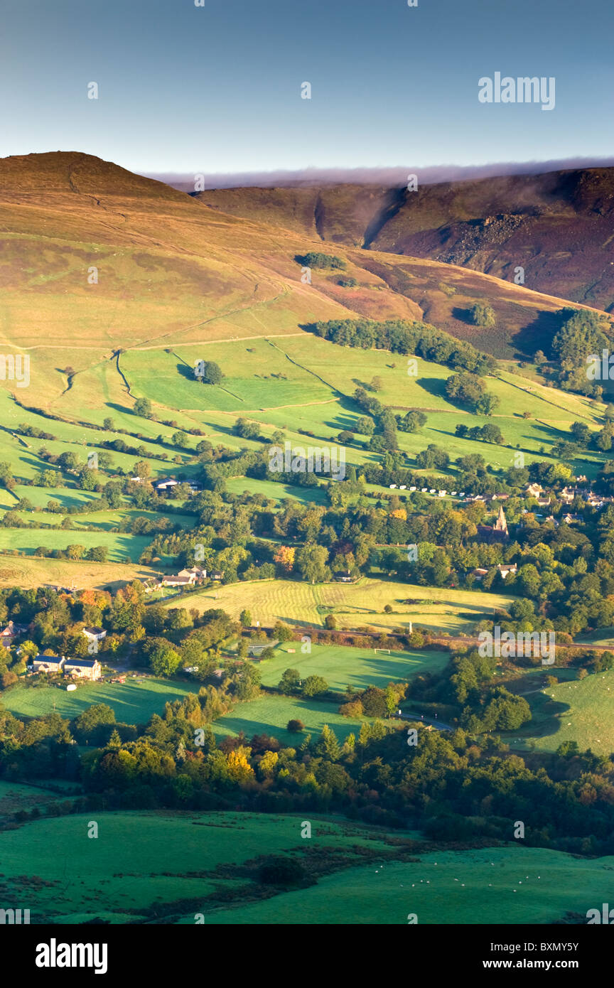 Il villaggio di Edale & la valle Edale supportata da Kinder Scout, Parco Nazionale di Peak District, Derbyshire, England, Regno Unito Foto Stock