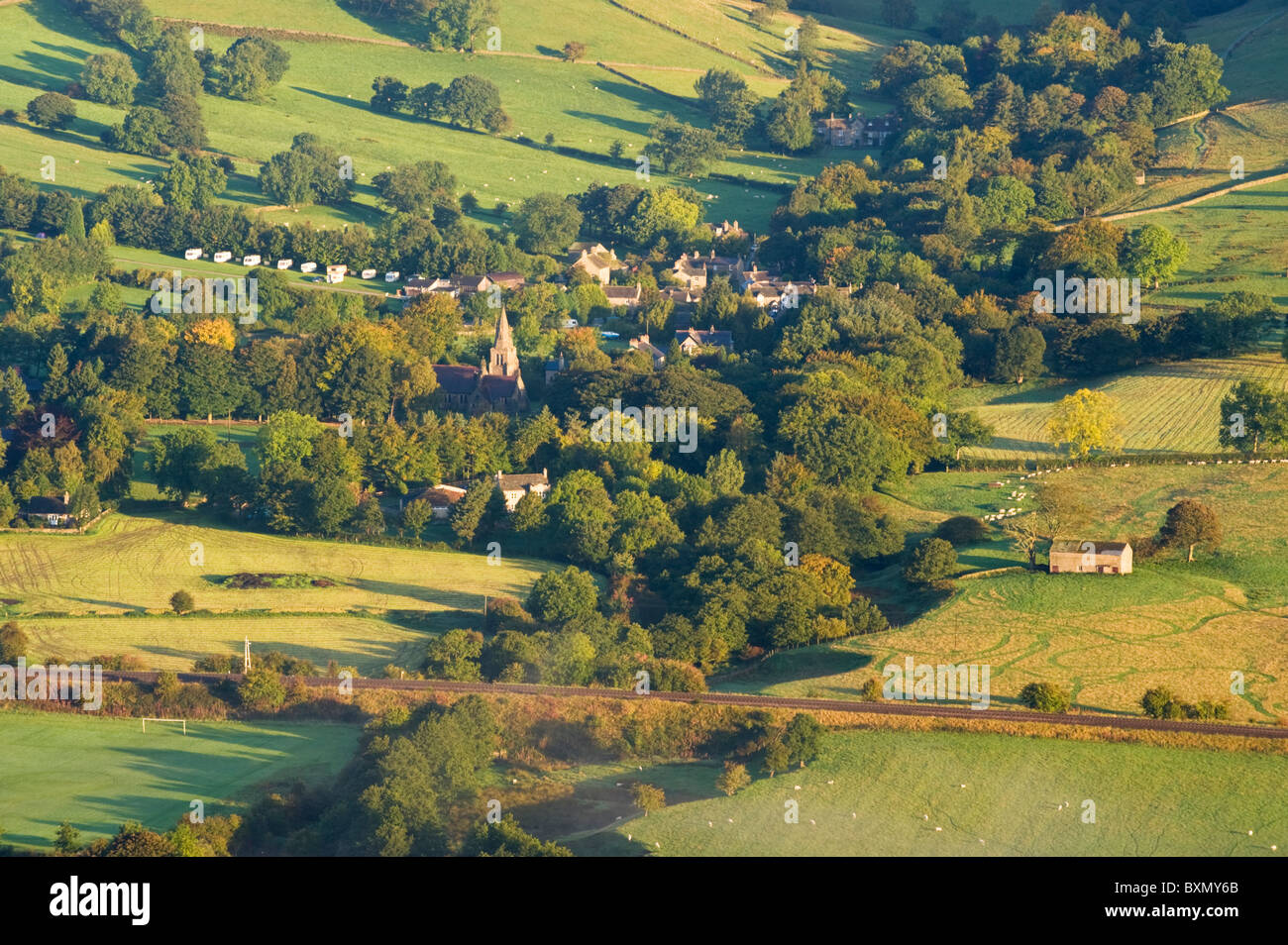 Il villaggio di Edale & la valle Edale supportata da Kinder Scout, Parco Nazionale di Peak District, Derbyshire, England, Regno Unito Foto Stock