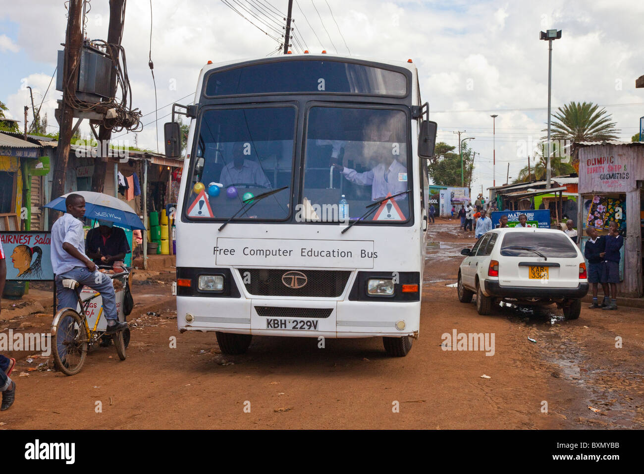 Artigianato fondazione di silicio bus, fornendo libero mobile l uso del computer per i giovani nella baraccopoli di Kibera, Nairobi, Kenia Foto Stock