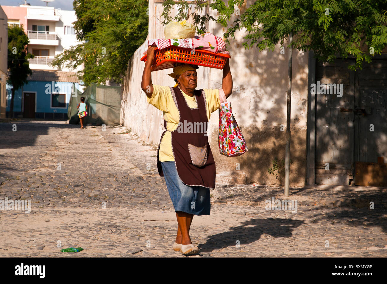 La donna che porta un cesto sulla sua testa, Sal Rei, Boa Vista, Capo Verde Foto Stock