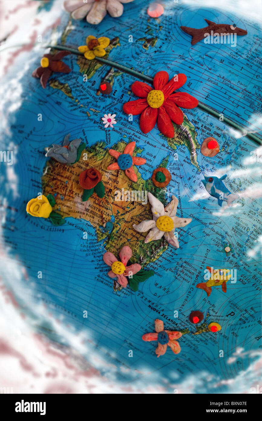 Mondo centrato su Australia, fiori di plastilina e pesce in stile cartone animato Foto Stock