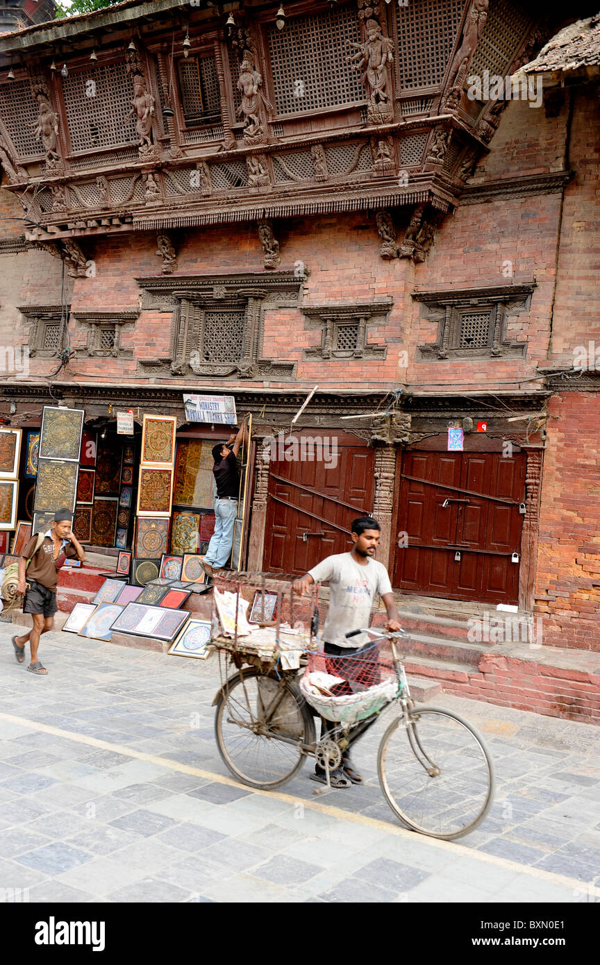 La vita di strada su strade laterali nei pressi di Durbar Square,Plaza di fronte al vecchio palazzo reale , nepal , Kathmandu Foto Stock