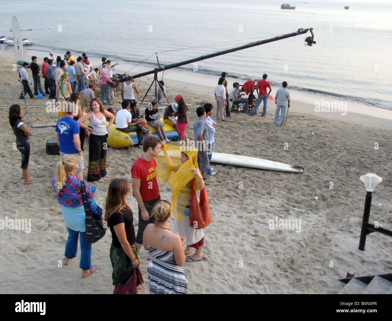 INDIA. Equipaggio le riprese di un film di Bollywood IN Chowpatty Beach a Mumbai Foto Stock