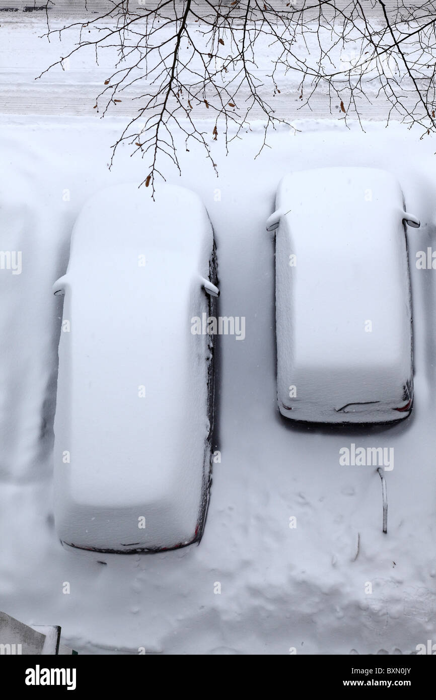 D'inverno. Coperta di neve auto, parcheggio in strada. Foto Stock