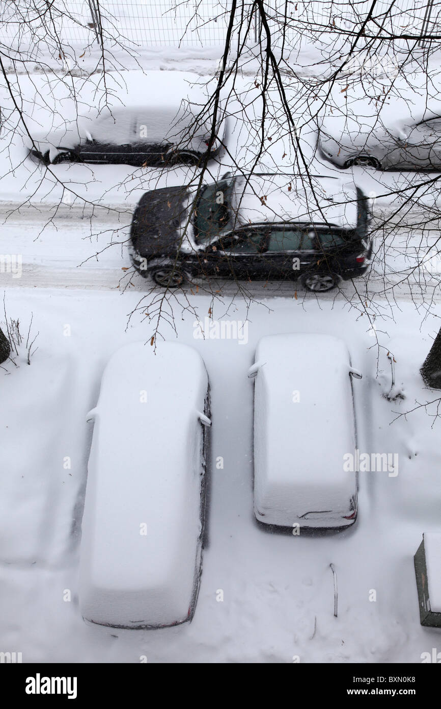 D'inverno. Coperta di neve auto, parcheggio in strada. Foto Stock