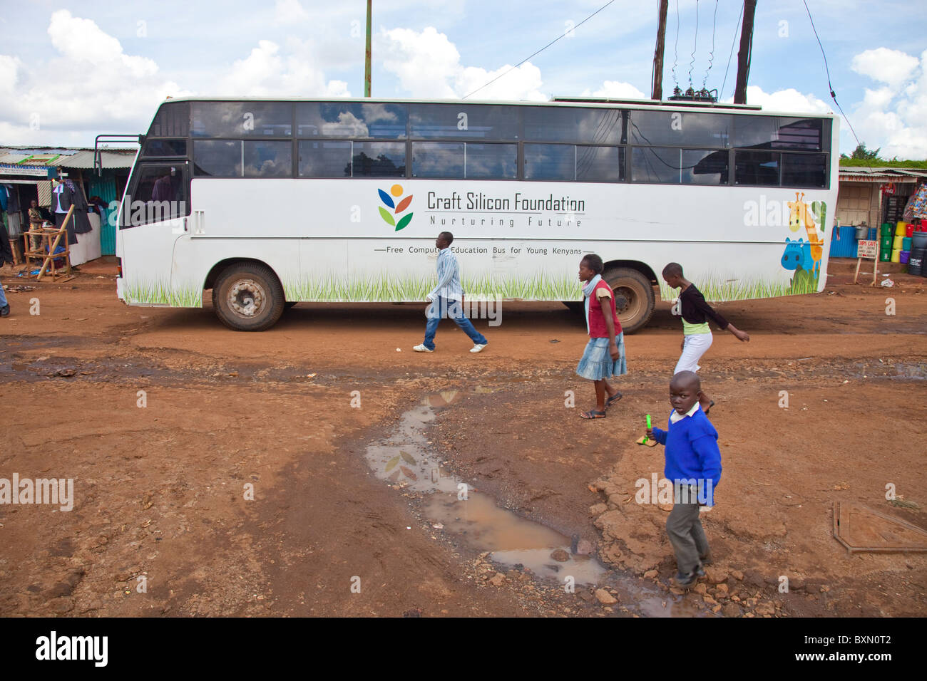 Artigianato fondazione di silicio bus, fornendo libero mobile l uso del computer per i giovani nella baraccopoli di Kibera, Nairobi, Kenia Foto Stock